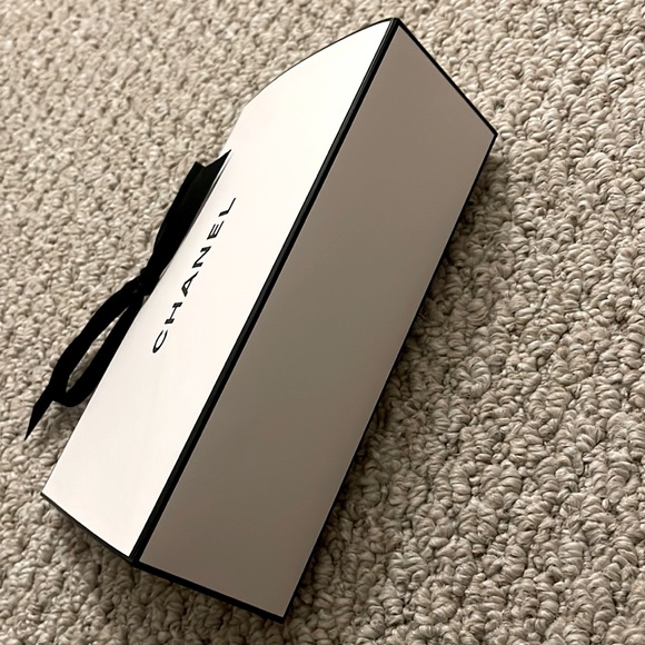 CHANEL Box - Picture 3 of 8